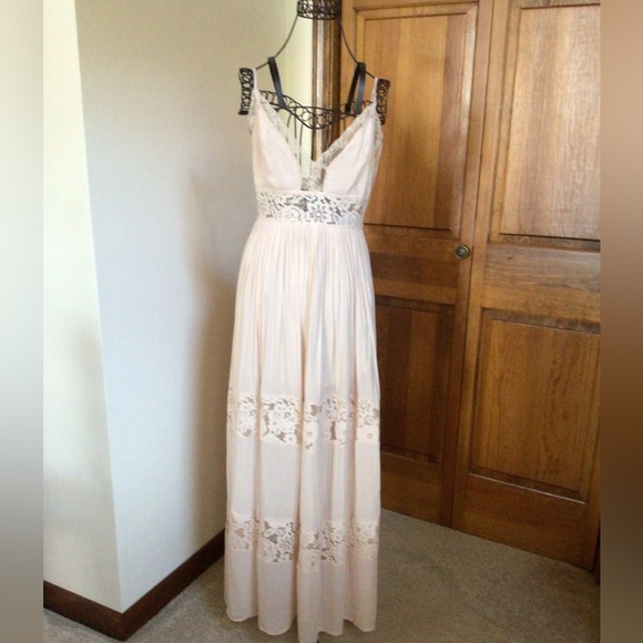 Forever 21 Dresses & Skirts - Rare find Blush dress by forever 21, size Small